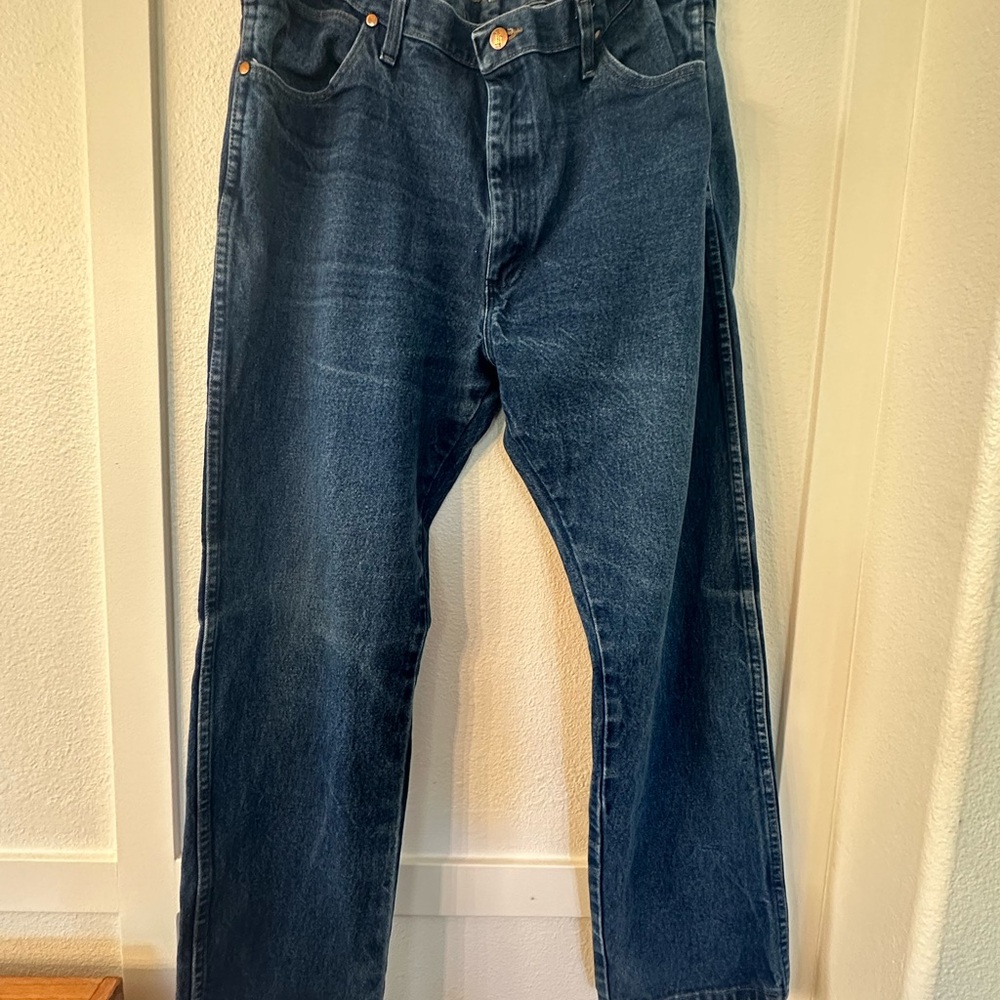 Wrangler Men's Deep Blue Relaxed Jeans size 40 Waist with 32 Inseam